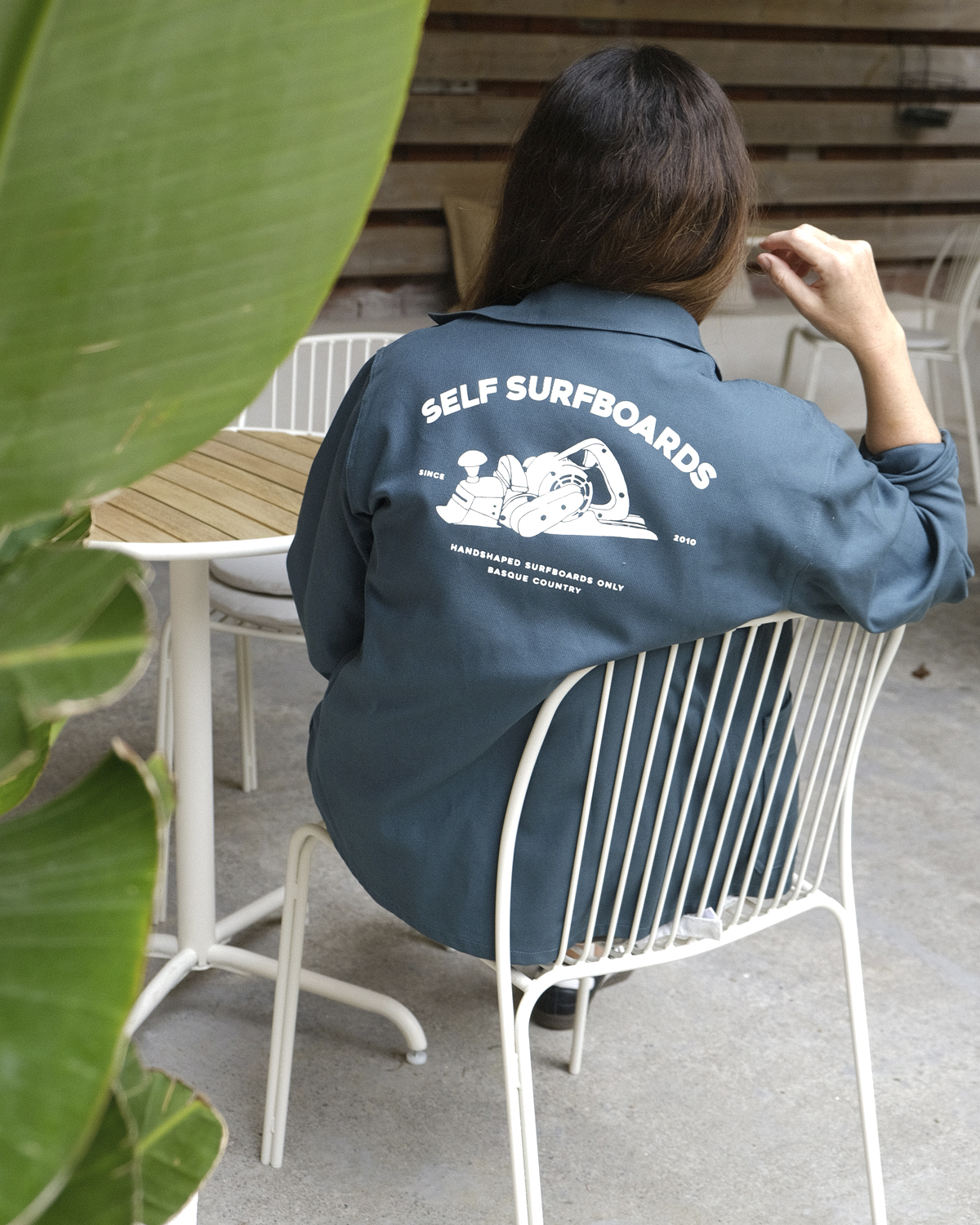 worker-verde-back-chica